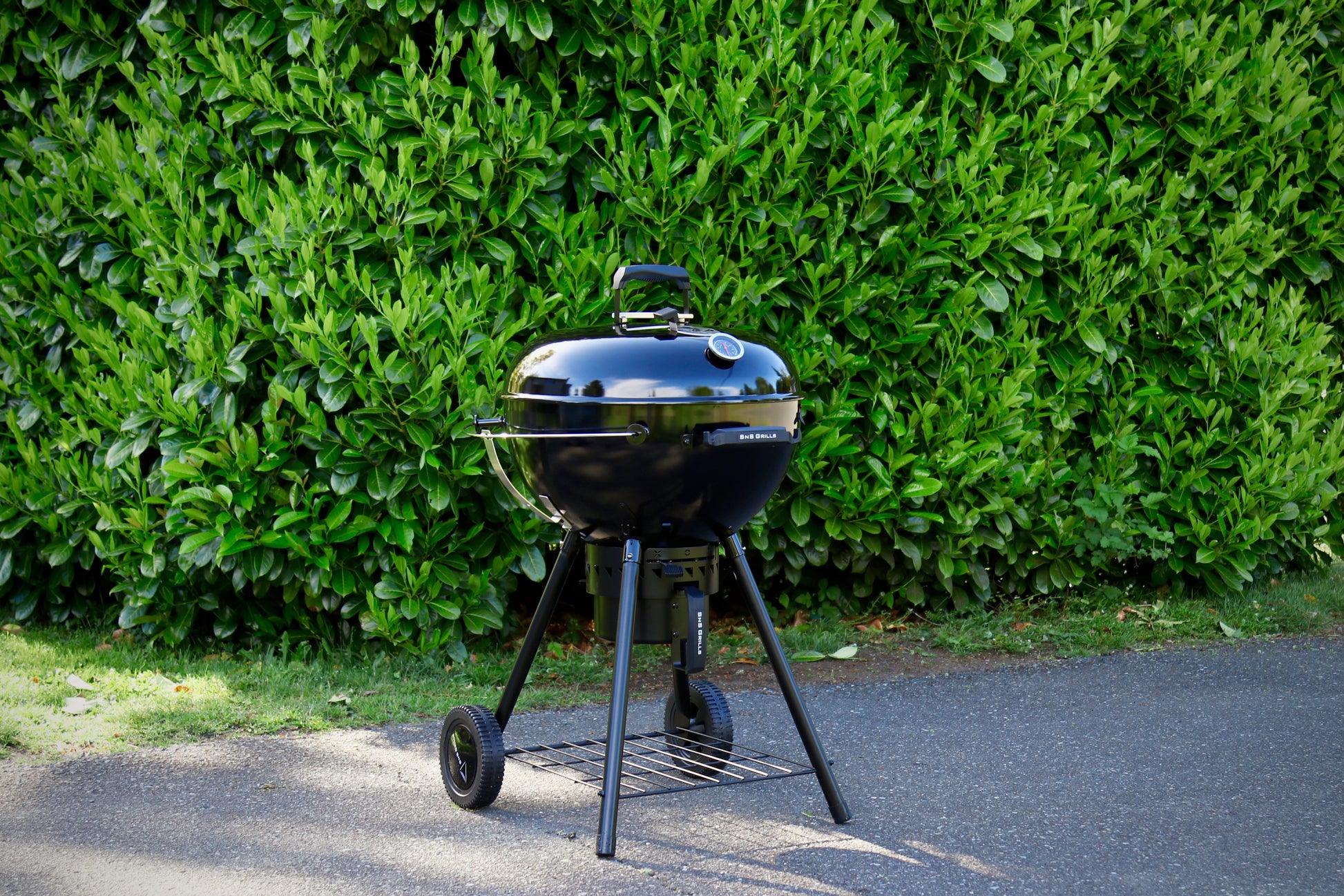 Slow 'N Sear® 22" Black Edition Charcoal Kettle Grill - Lid Closed