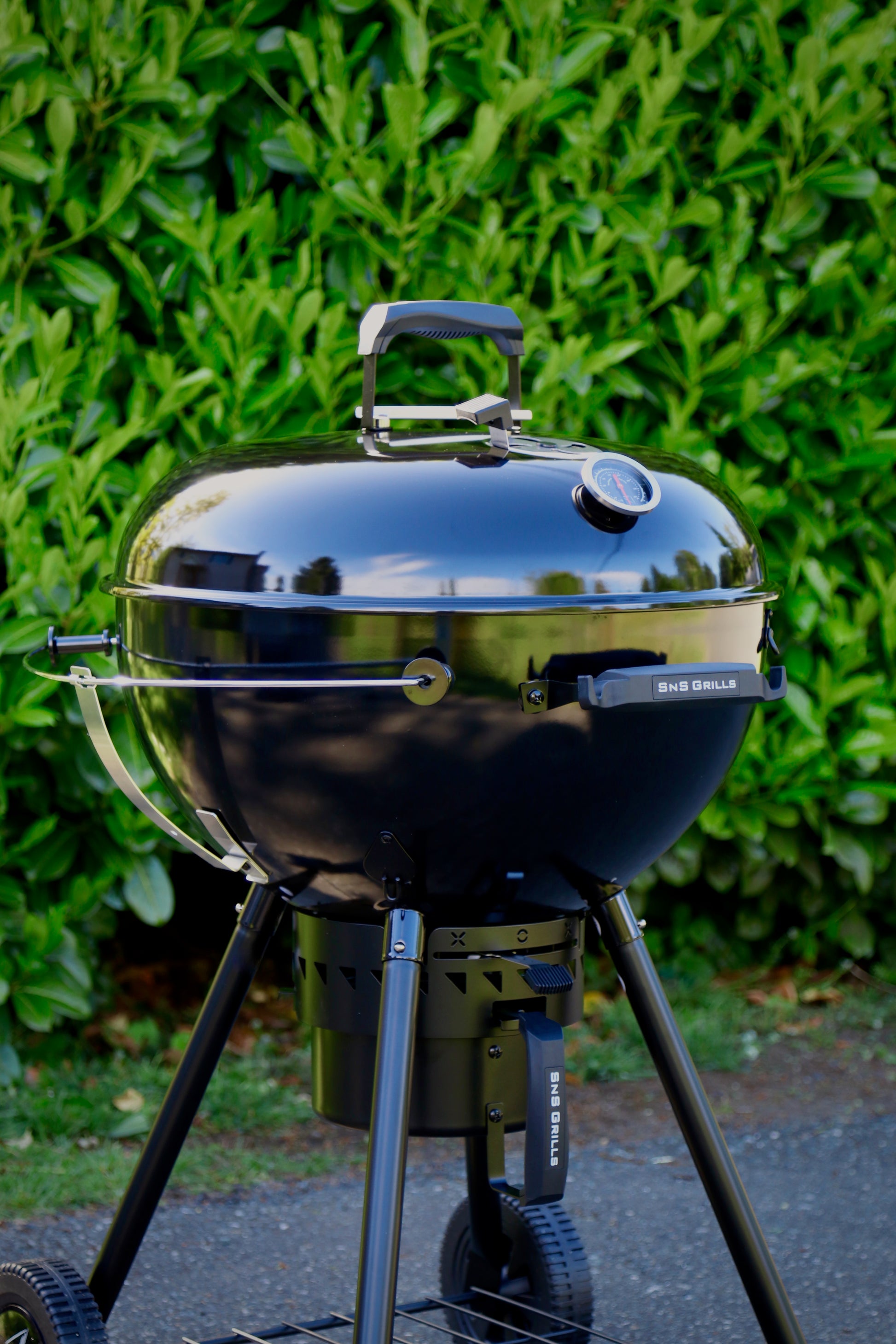 Slow 'N Sear® 22" Black Edition Charcoal Kettle Grill - Close Up