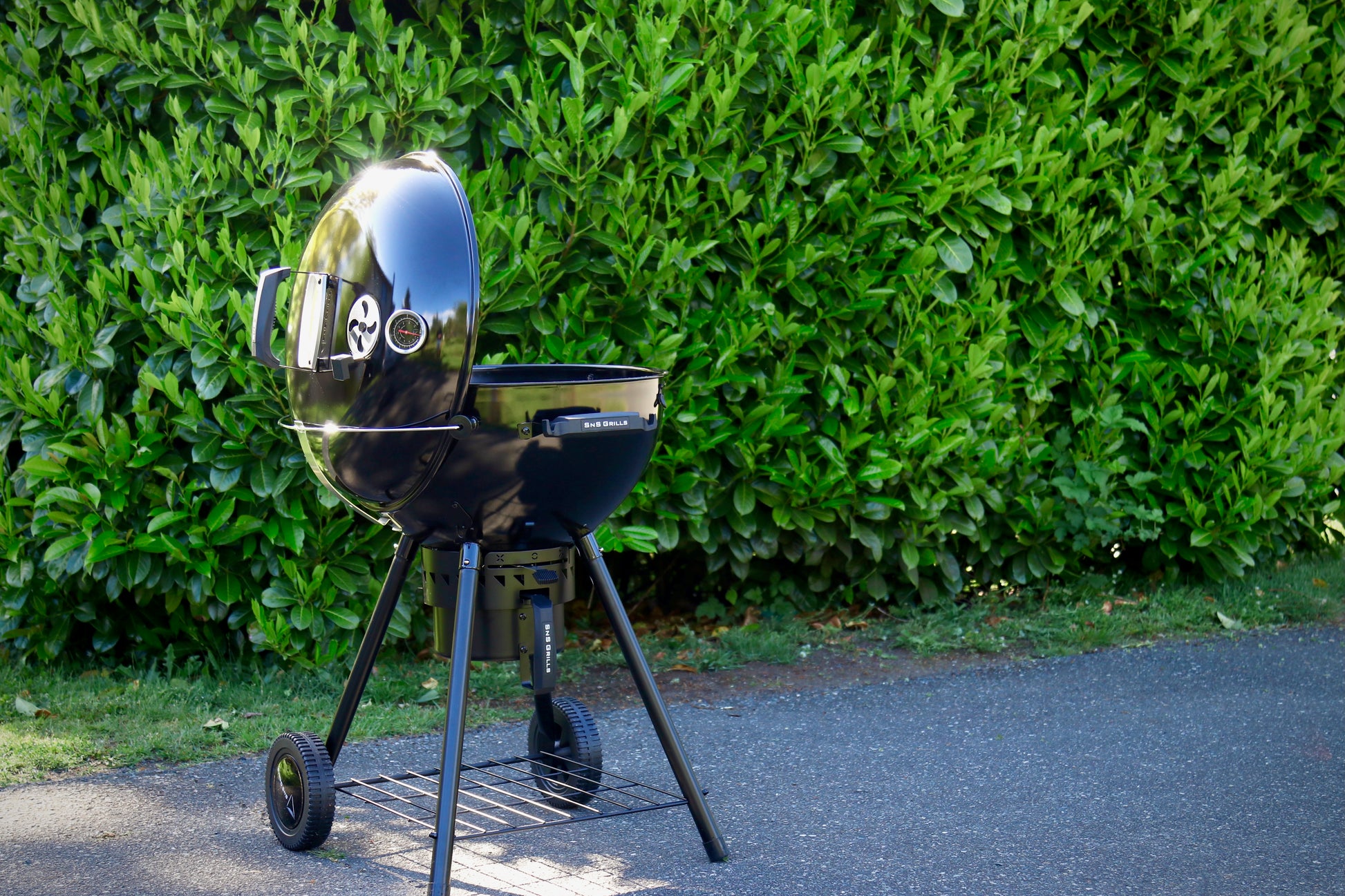 Slow 'N Sear® 22" Black Edition Charcoal Kettle Grill